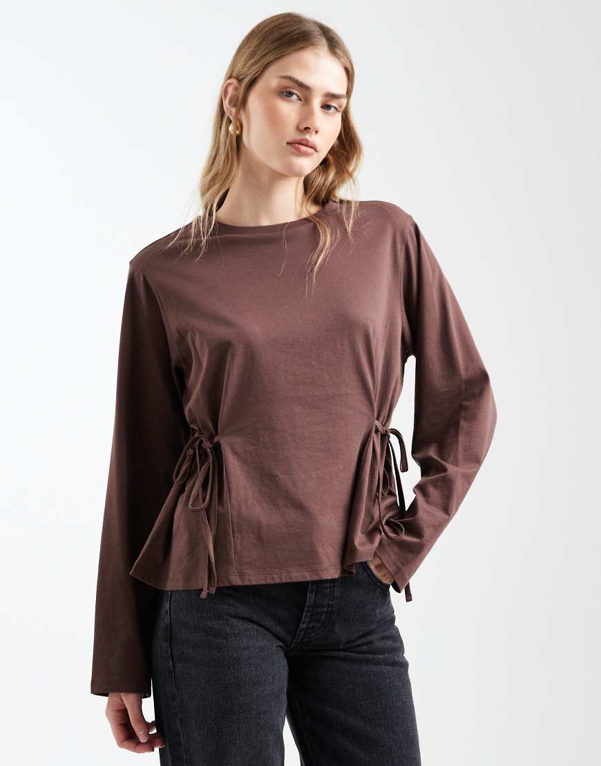 ASOS DESIGN - Langärmliges, tailliertes Shirt in Schokobraun mit geraffter Seite mit Schnürung-Brown von ASOS DESIGN