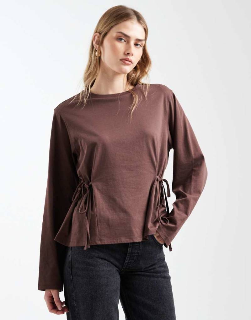 ASOS DESIGN - Langärmliges, tailliertes Shirt in Schokobraun mit geraffter Seite mit Schnürung-Brown von ASOS DESIGN