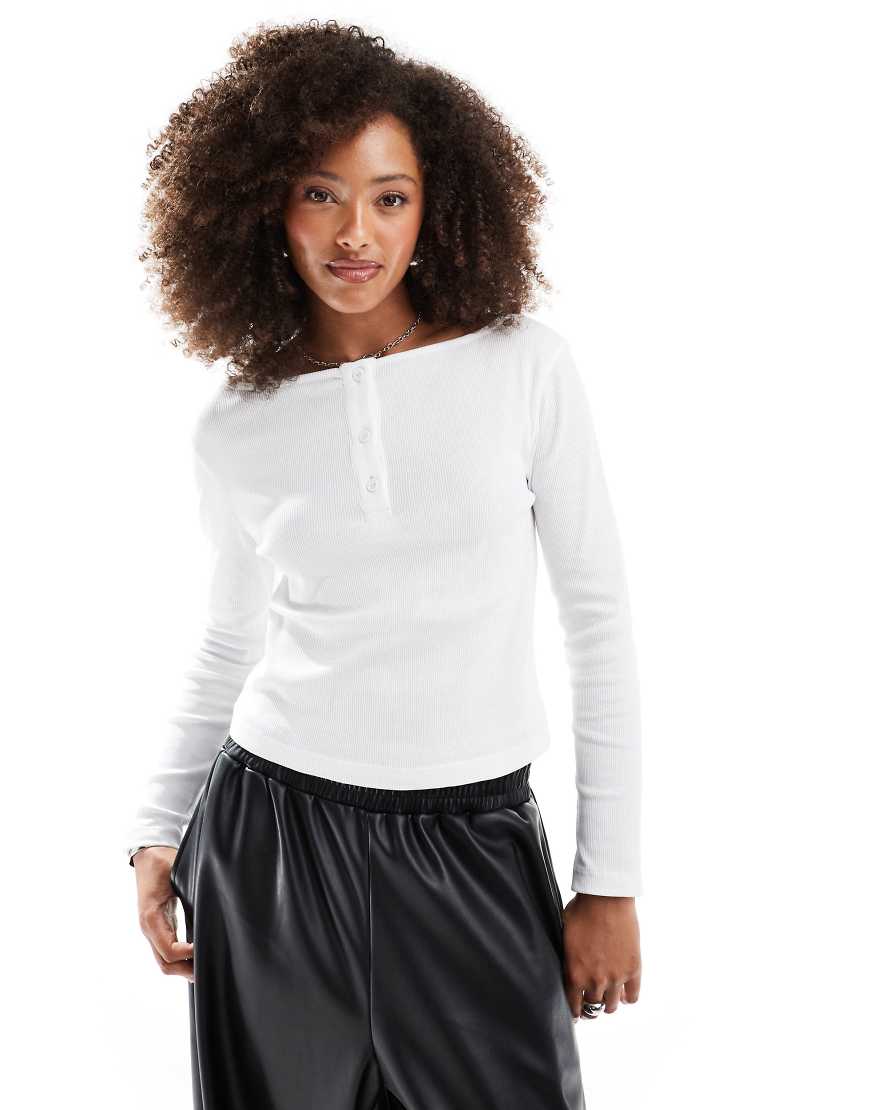 ASOS DESIGN - Langärmliges, transparentes Oberteil in geripptem Elfenbein mit Knopfleiste-Weiß von ASOS DESIGN