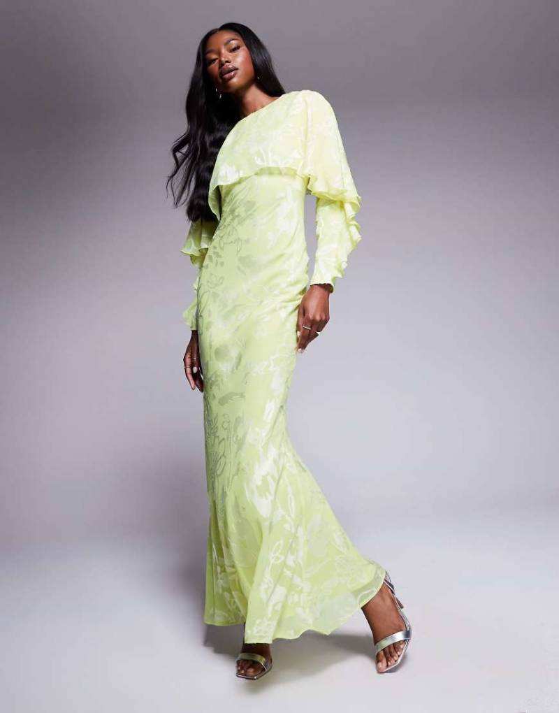 ASOS DESIGN - Langärmliges, weich fallendes Maxikleid aus Jacquard in Soft-Limette mit Cape-Detail und Blumenmuster-Grün von ASOS DESIGN