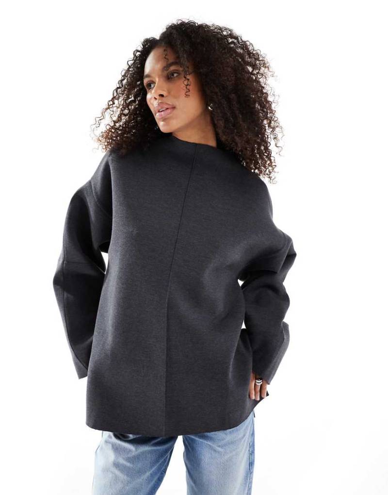 ASOS DESIGN - Langärmliges, weites Sweatshirt aus neoprenähnlichem Stoff in Anthrazit mit Seitenschlitzen-Grau von ASOS DESIGN