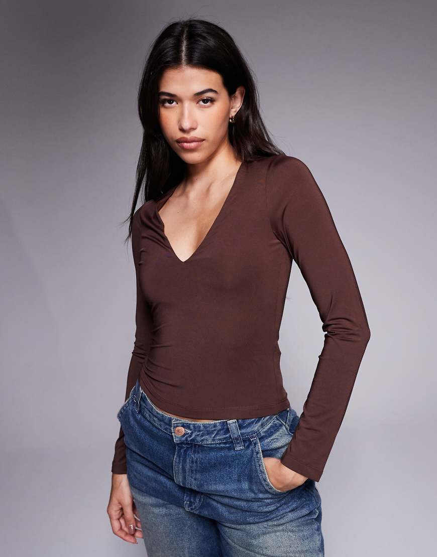 ASOS DESIGN - Langärmliges, zweilagiges Oberteil in Schokobraun mit tiefem V-Ausschnitt von ASOS DESIGN