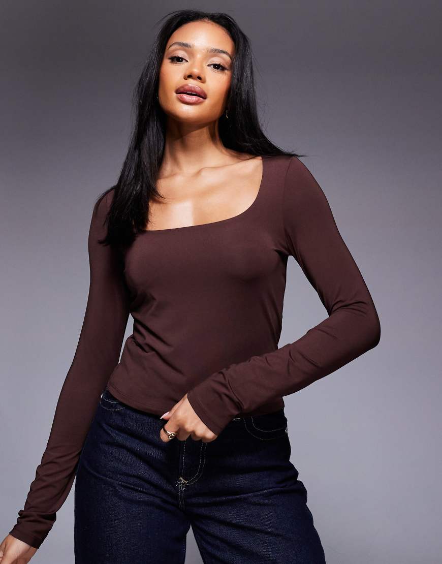 ASOS DESIGN - Langärmliges, zweilagiges Oberteil in Schokobraun mit weitem eckigem Ausschnitt von ASOS DESIGN