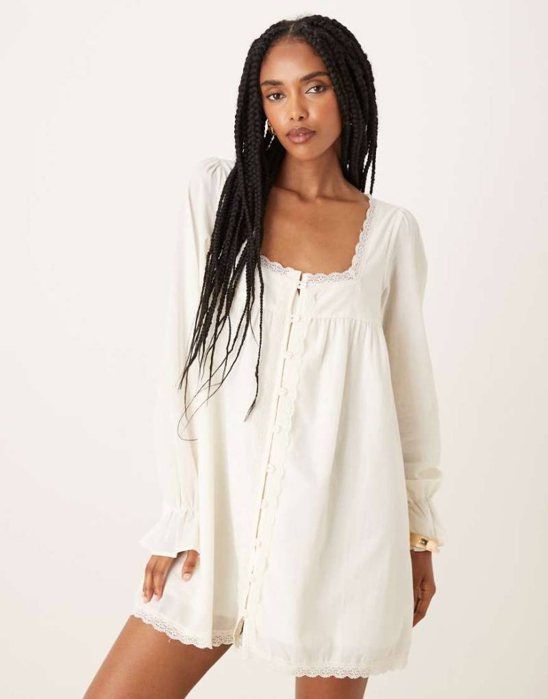 ASOS DESIGN - Langärmliges Babydoll-Minikleid aus Baumwolle in Ecru mit Spitzenborte-Weiß von ASOS DESIGN