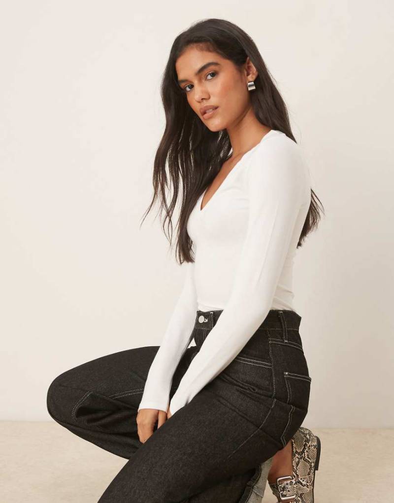 ASOS DESIGN - Langärmliges Basic-Oberteil in Weiß mit figurbetontem Schnitt und V-Ausschnitt von ASOS DESIGN