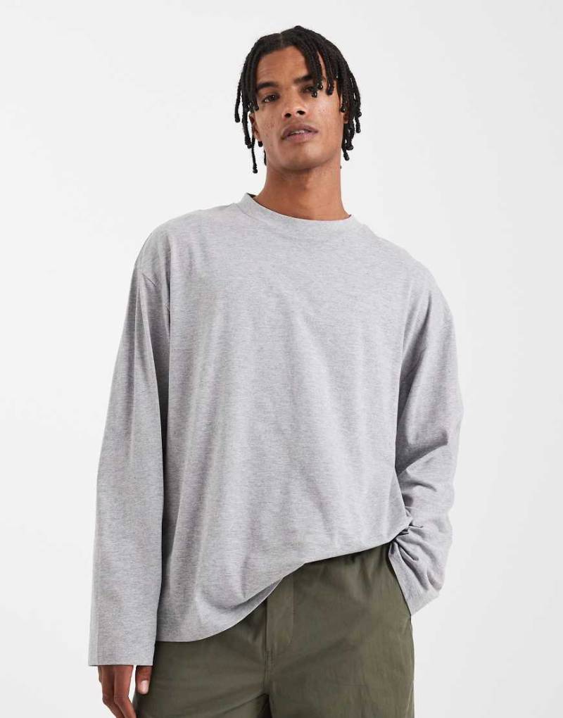 ASOS DESIGN - Langärmliges Basic-Oversize-T-Shirt in Grau meliert von ASOS DESIGN