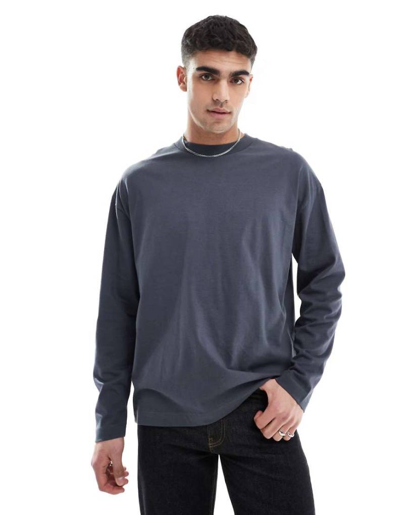 ASOS DESIGN - Langärmliges Basic-Shirt in Anthrazit mit Oversize-Schnitt-Grau von ASOS DESIGN
