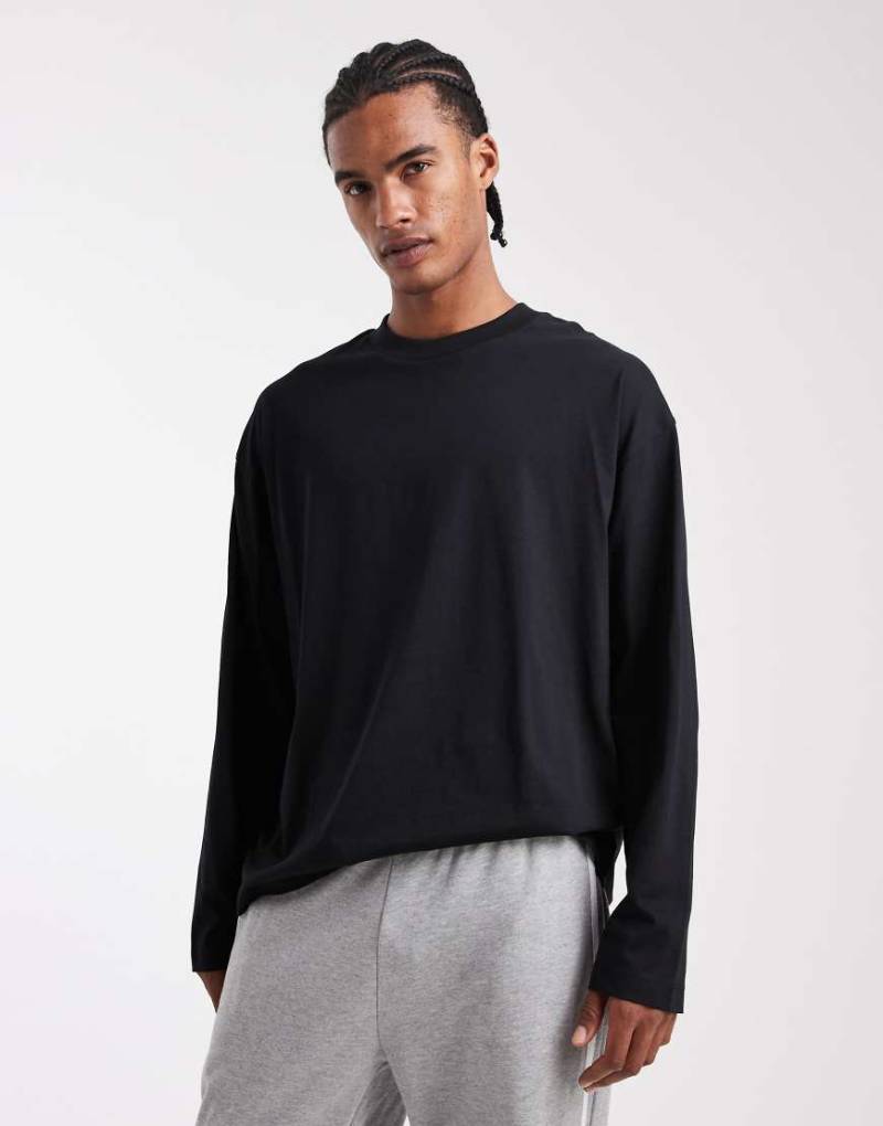 ASOS DESIGN - Langärmliges Basic-Shirt in Schwarz mit Oversize-Schnitt von ASOS DESIGN
