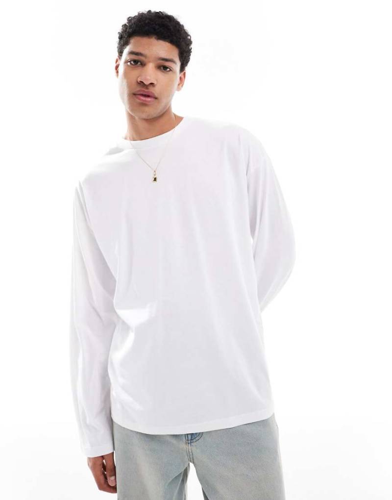 ASOS DESIGN - Langärmliges Basic-Shirt in Weiß mit Oversize-Schnitt von ASOS DESIGN