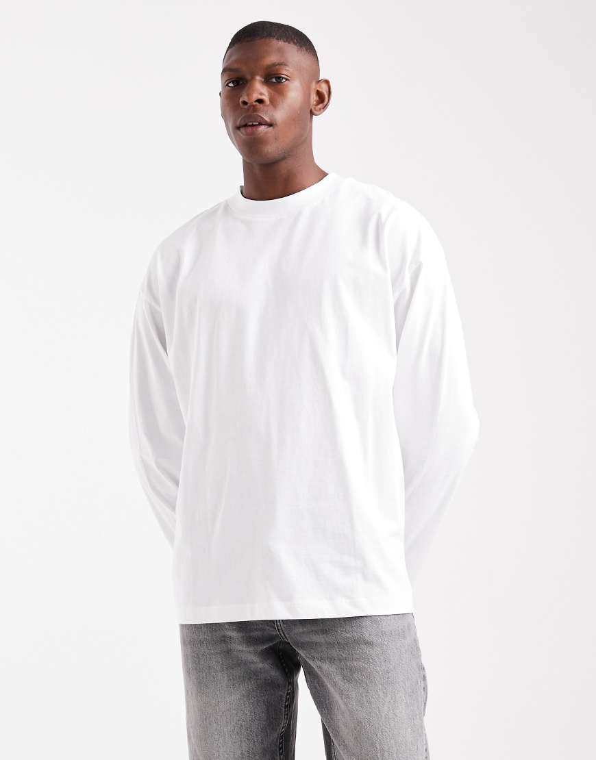 ASOS DESIGN - Langärmliges Basic-T-Shirt in Weiß mit Oversize-Passform von ASOS DESIGN