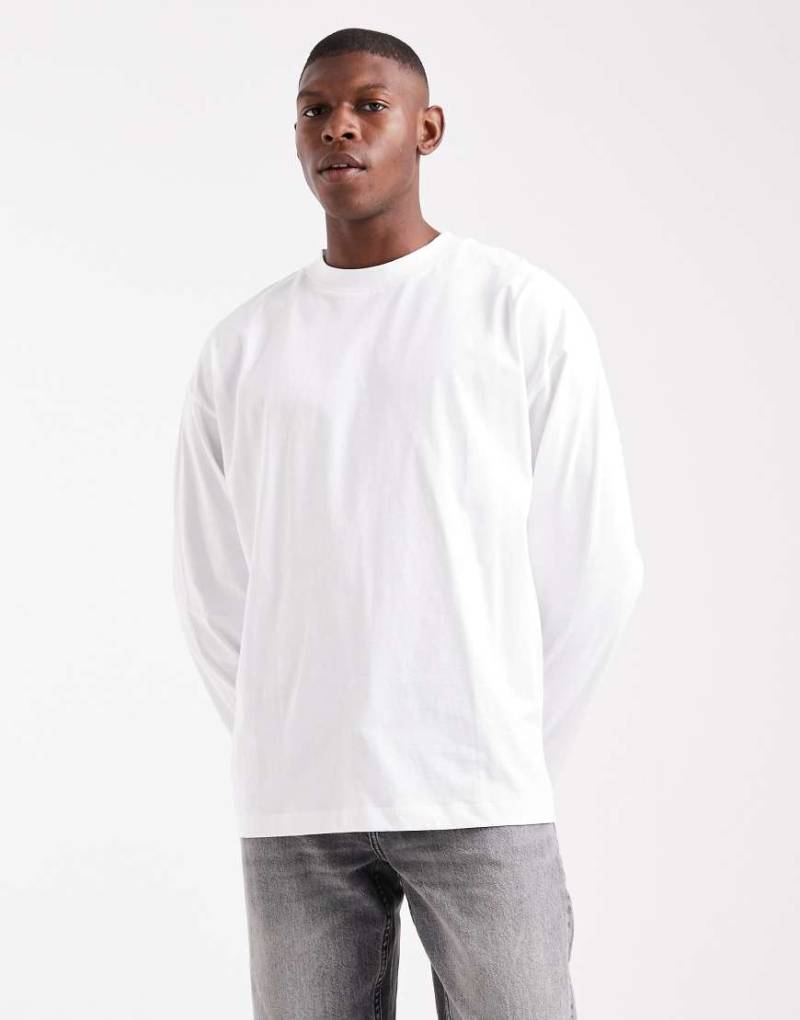 ASOS DESIGN - Langärmliges Basic-T-Shirt in Weiß mit Oversize-Passform von ASOS DESIGN
