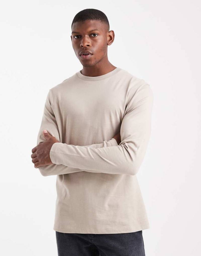 ASOS DESIGN - Langärmliges Basic-T-Shirt in Beige mit Rundhalsausschnitt-Neutral von ASOS DESIGN