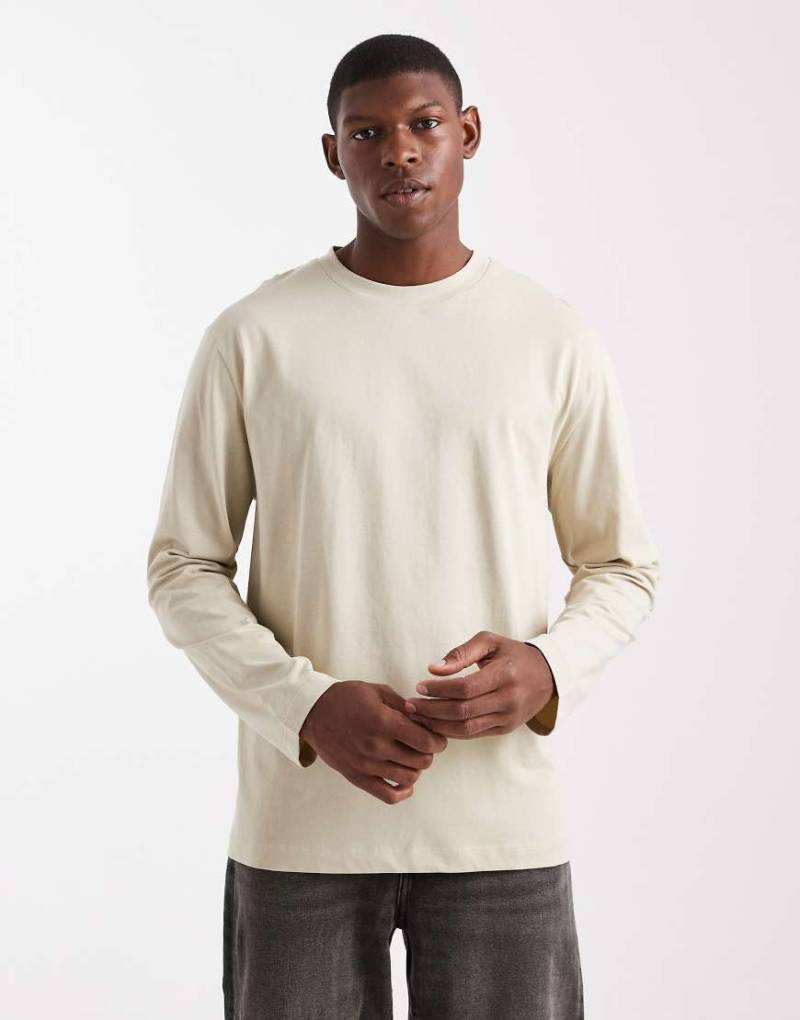 ASOS DESIGN - Langärmliges Basic-T-Shirt in Beige mit lockerem Schnitt-Neutral von ASOS DESIGN