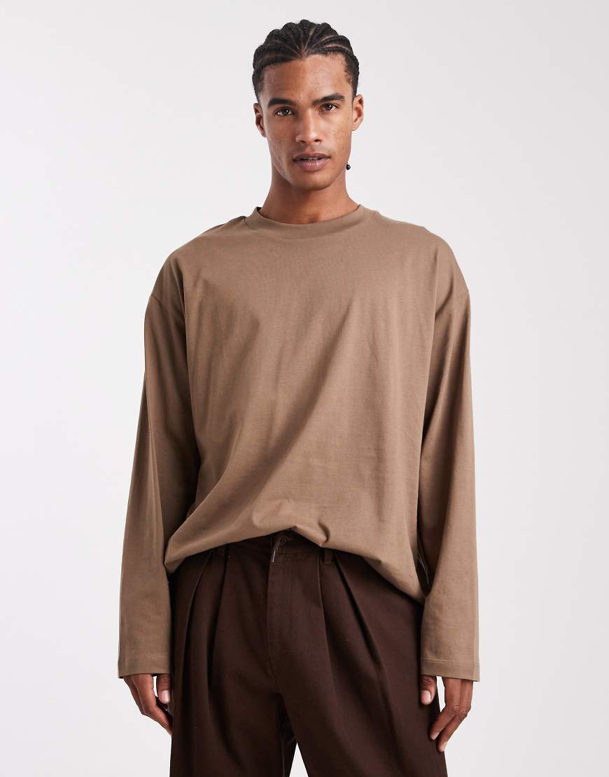 ASOS DESIGN - Langärmliges Basic-T-Shirt in Braun mit Oversize-Schnitt-Brown ASOS DESIGN - Langärmliges Basic-T-Shirt in Braun mit Oversize-Schnitt-Brown von ASOS DESIGN