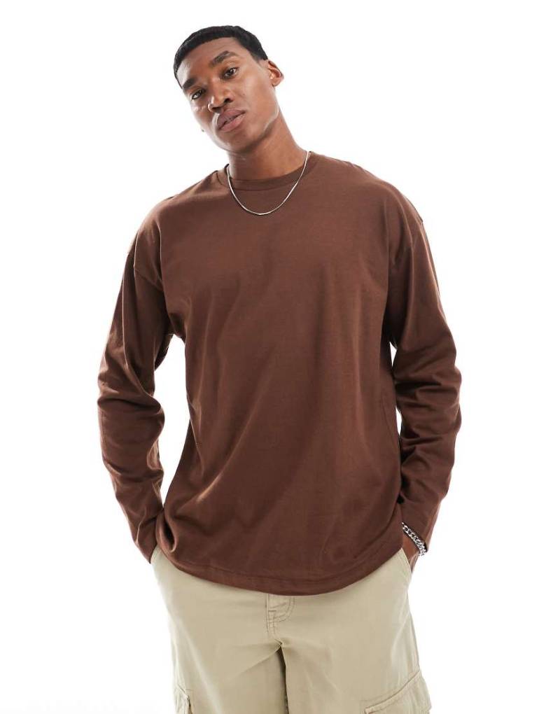 ASOS DESIGN - Langärmliges Basic-T-Shirt in Braun mit Oversize-Schnitt von ASOS DESIGN