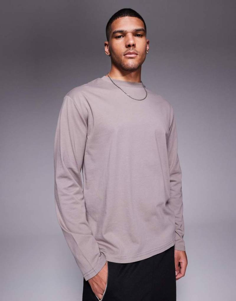 ASOS DESIGN - Langärmliges Basic-T-Shirt in Braun mit lockerem Schnitt von ASOS DESIGN