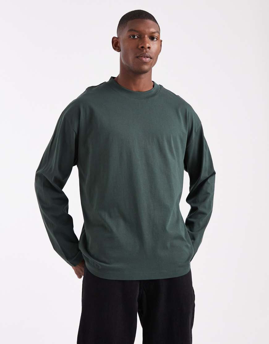 ASOS DESIGN - Langärmliges Basic-T-Shirt in Dunkelgrün mit Oversize-Schnitt von ASOS DESIGN