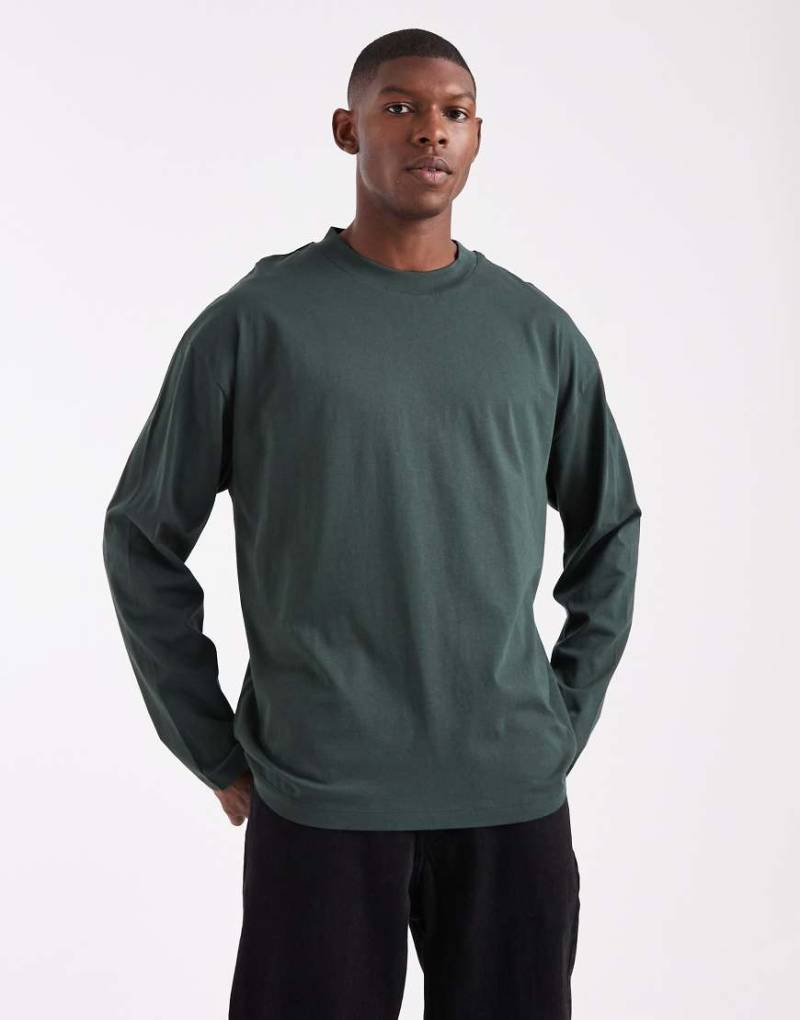 ASOS DESIGN - Langärmliges Basic-T-Shirt in Dunkelgrün mit Oversize-Schnitt von ASOS DESIGN