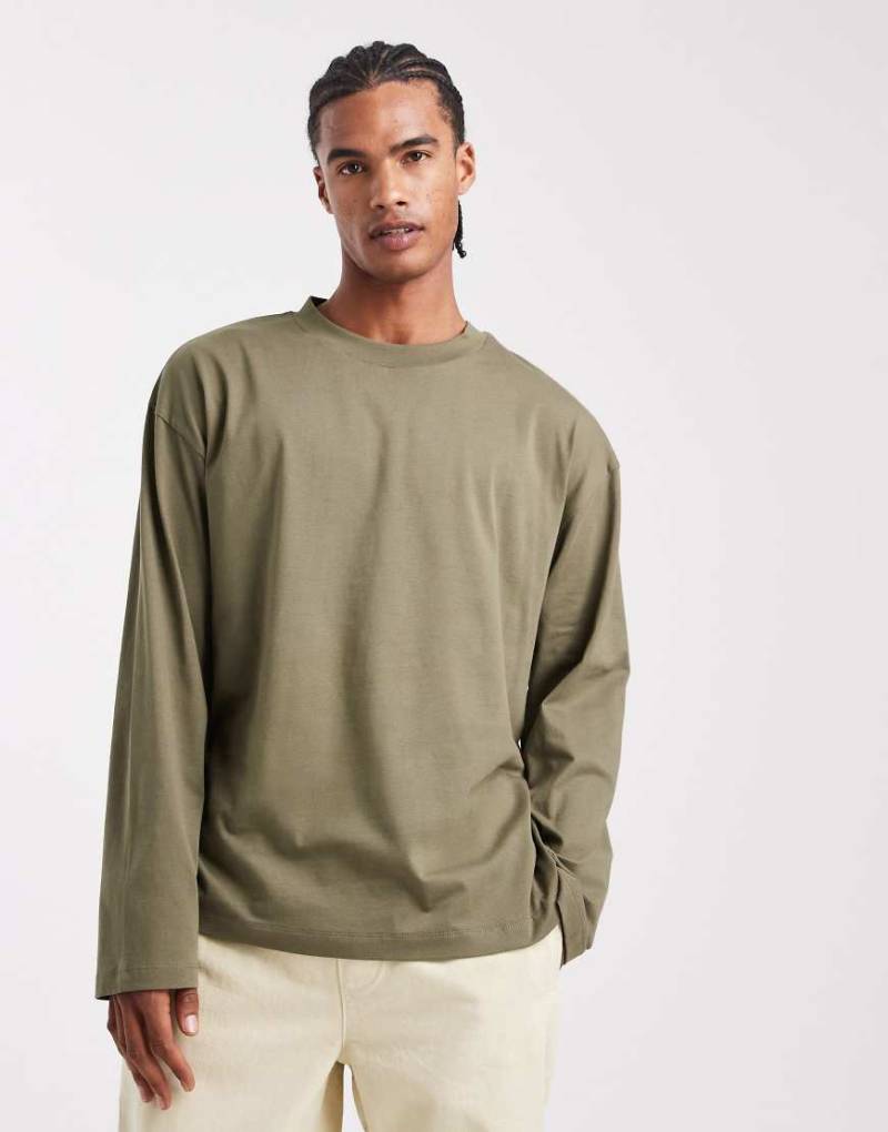 ASOS DESIGN - Langärmliges Basic-T-Shirt in Khaki mit Oversize-Schnitt-Grün von ASOS DESIGN