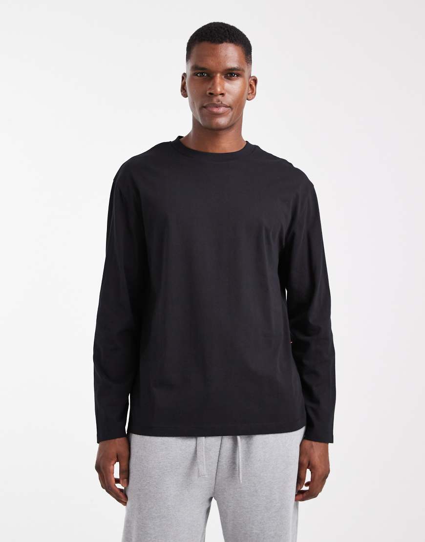ASOS DESIGN - Langärmliges Basic-T-Shirt in Schwarz mit lockerem Schnitt von ASOS DESIGN