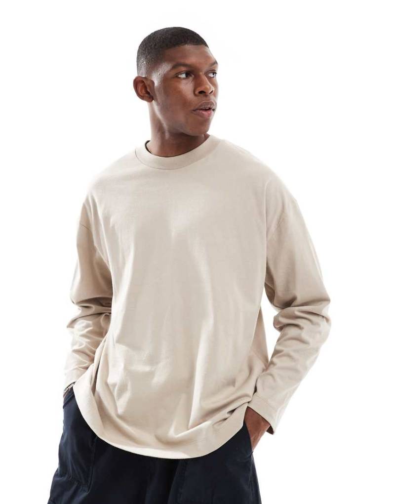 ASOS DESIGN - Langärmliges Basic-T-Shirt in Steinbeige mit Oversize-Schnitt-Neutral von ASOS DESIGN