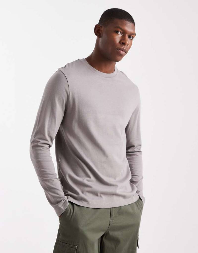 ASOS DESIGN - Langärmliges Basic-T-Shirt in Steinbeige mit Rundhalsausschnitt-Neutral von ASOS DESIGN