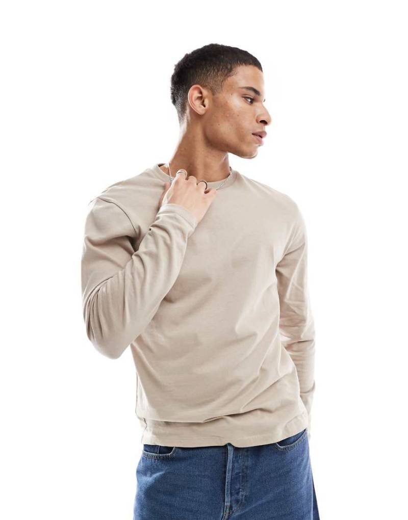 ASOS DESIGN - Langärmliges Basic-T-Shirt in Steinbeige mit Rundhalsausschnitt-Neutral von ASOS DESIGN
