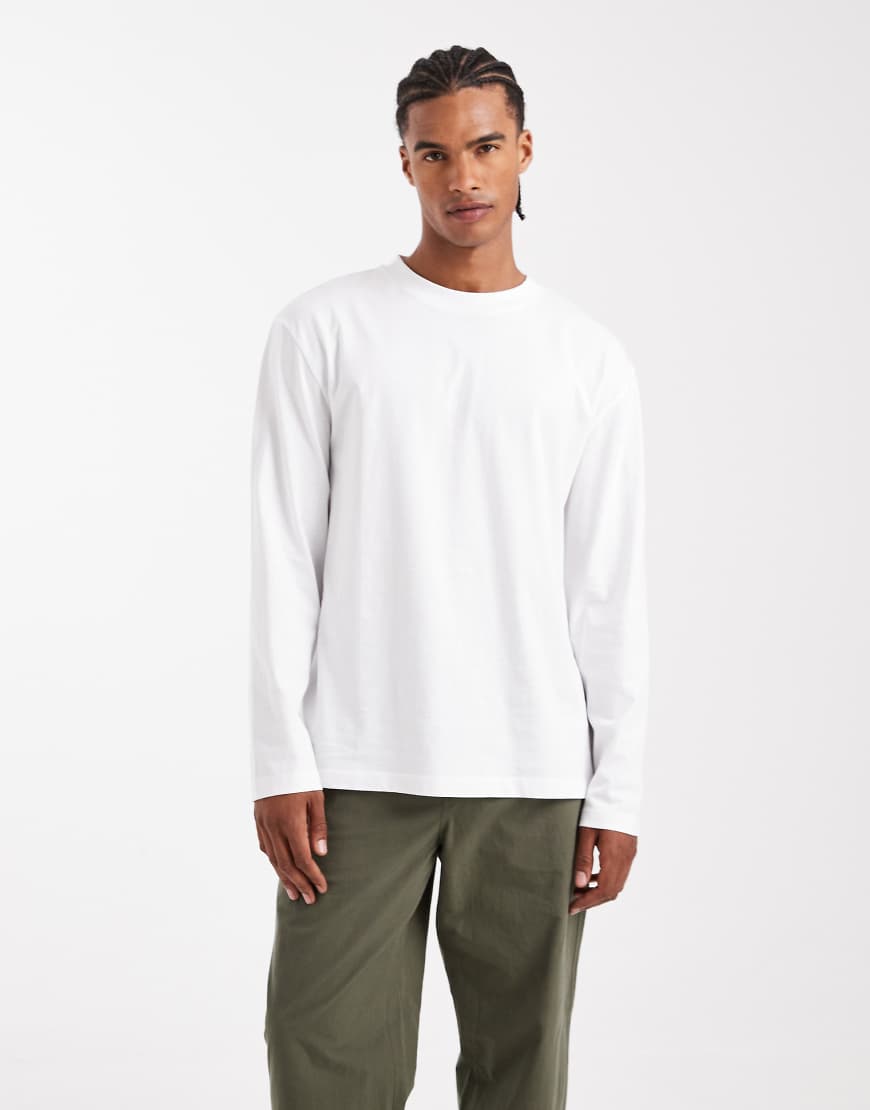 ASOS DESIGN - Langärmliges Basic-T-Shirt mit Relaxed Fit in Weiß von ASOS DESIGN