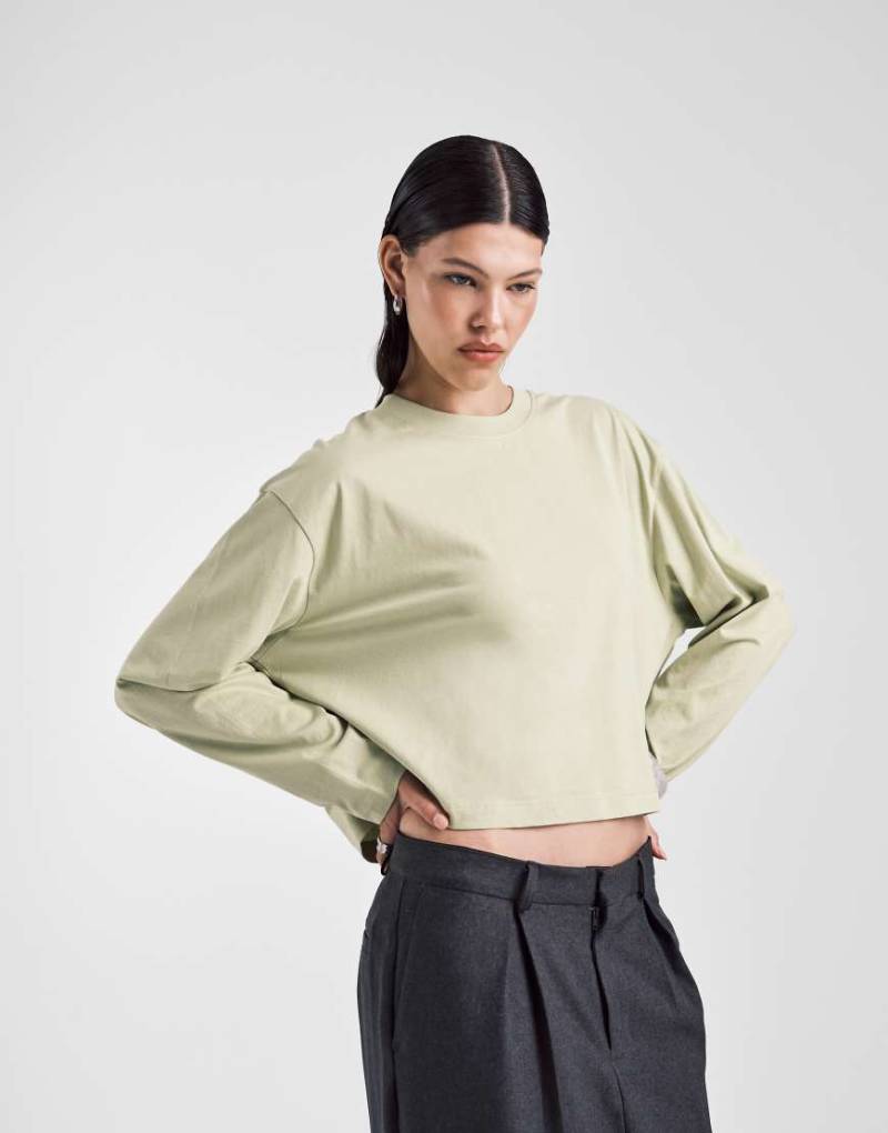 ASOS DESIGN - Langärmliges Boxy Cropped Fit Shirt in Oliv-Bunt von ASOS DESIGN