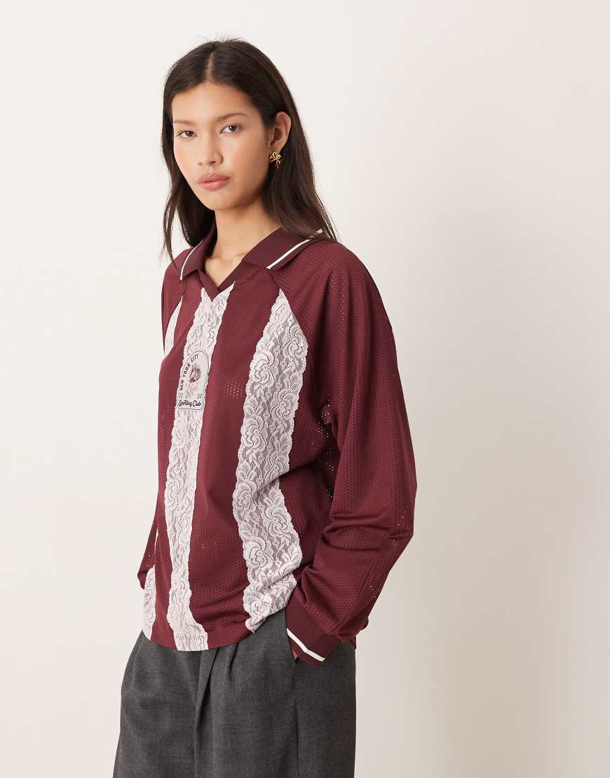 ASOS DESIGN - Langärmliges Fußball-T-Shirt in Rosa und Burgunderrot mit Streifendetails aus Spitze von ASOS DESIGN