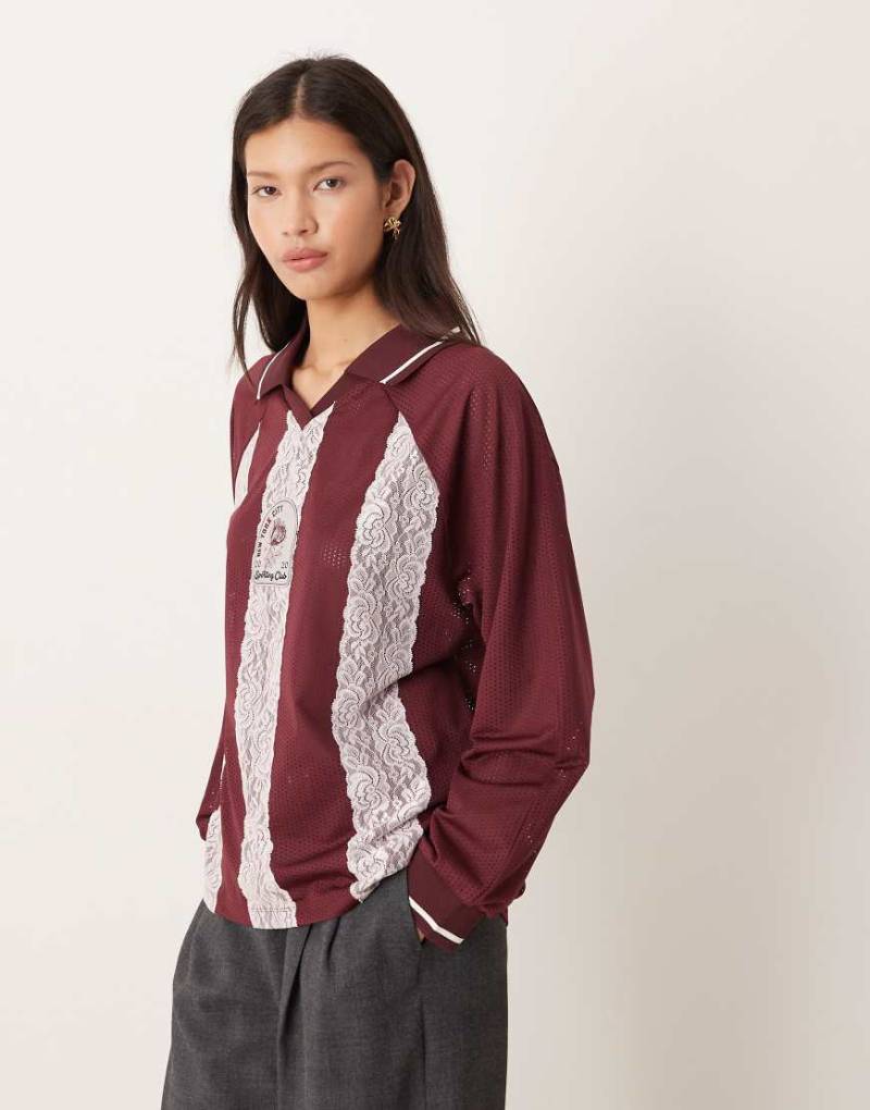 ASOS DESIGN - Langärmliges Fußball-T-Shirt in Rosa und Burgunderrot mit Streifendetails aus Spitze von ASOS DESIGN