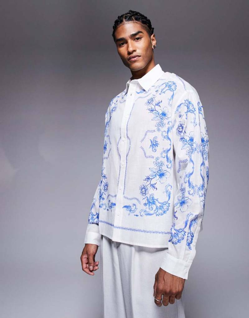 ASOS DESIGN - Langärmliges Hemd in Weiß mit Blumenmuster in regulärer Passform von ASOS DESIGN