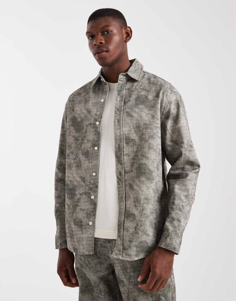ASOS DESIGN - Langärmliges Hemd mit Military-Muster, Kombiteil-Bunt von ASOS DESIGN