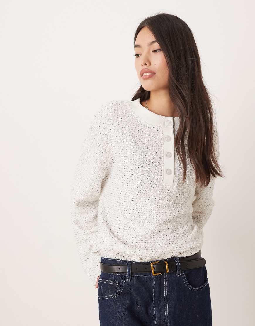 ASOS DESIGN - Langärmliges Henley-Oberteil aus Bouclé mit Struktur-Weiß von ASOS DESIGN