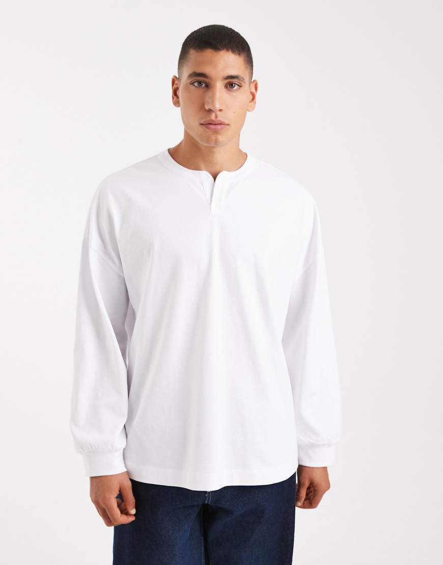 ASOS DESIGN - Langärmliges Henley-Shirt aus schwerem Material in Weiß mit Oversize-Schnitt von ASOS DESIGN