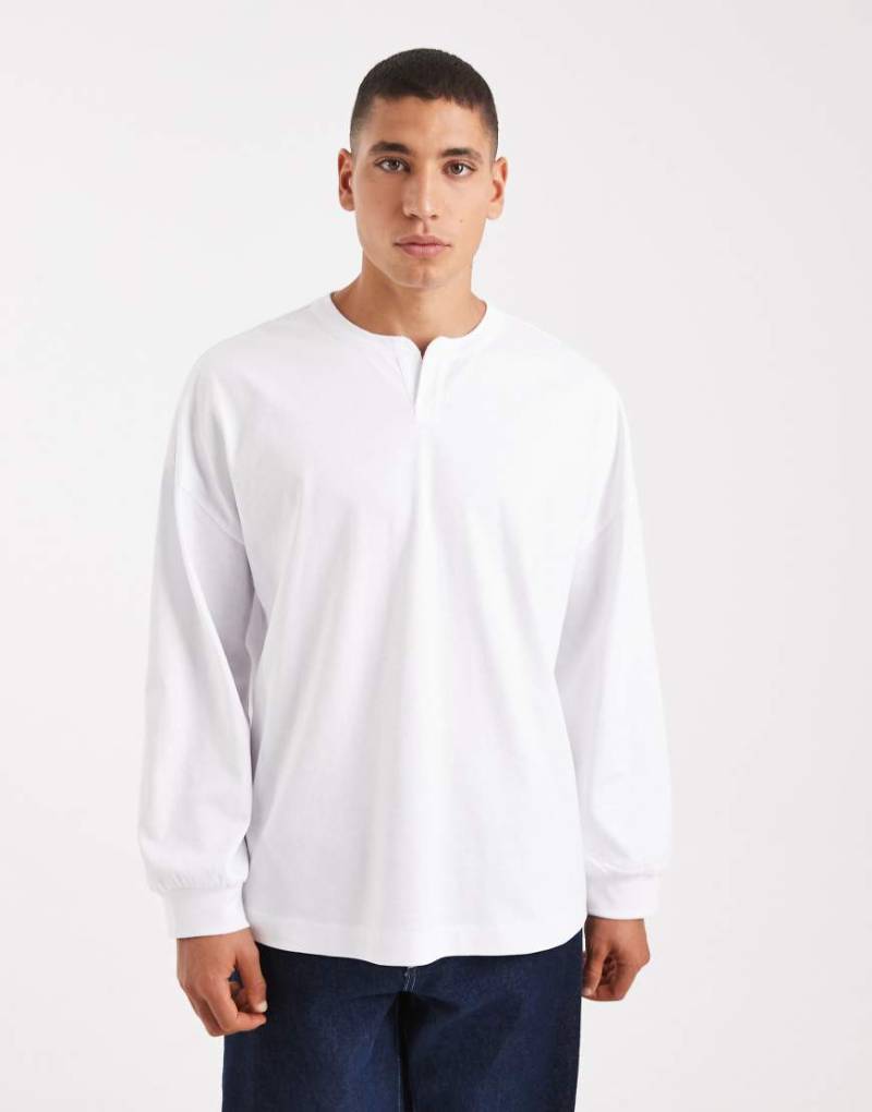 ASOS DESIGN - Langärmliges Henley-Shirt aus schwerem Material in Weiß mit Oversize-Schnitt von ASOS DESIGN