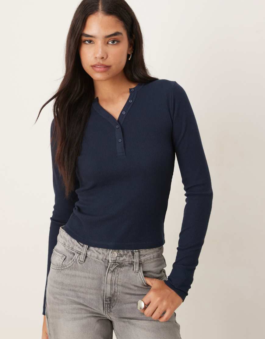 ASOS DESIGN - Langärmliges Henley-Shirt in Marineblau mit Waffelstruktur und knappem Schnitt von ASOS DESIGN