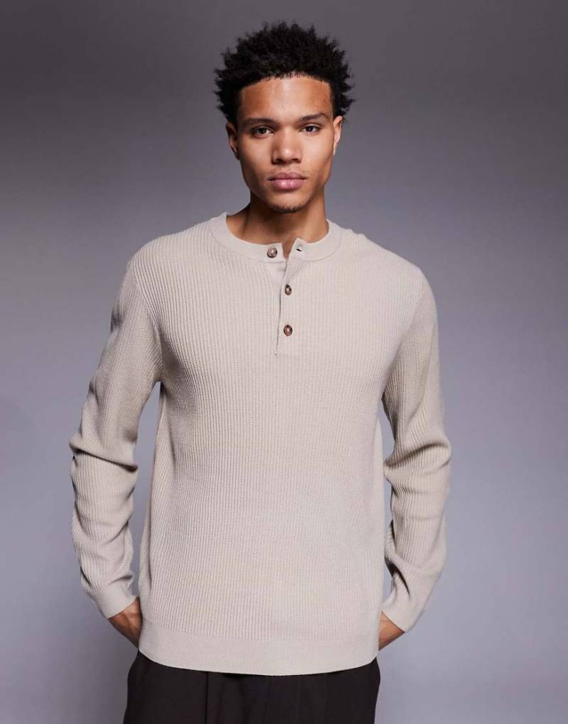 ASOS DESIGN - Langärmliges Henley-T-Shirt aus Rippstrick in Steinbeige-Neutral von ASOS DESIGN