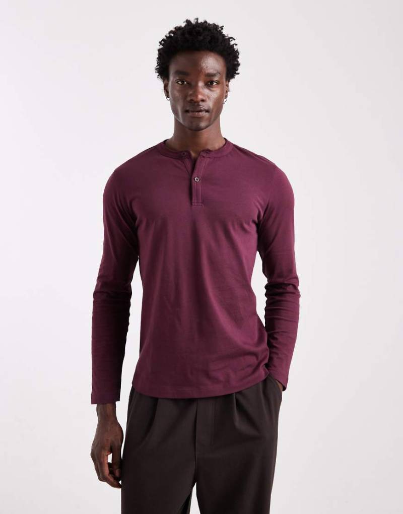 ASOS DESIGN - Langärmliges Henley-T-Shirt in Burgunderrot mit überschnittener Schulterpartie von ASOS DESIGN