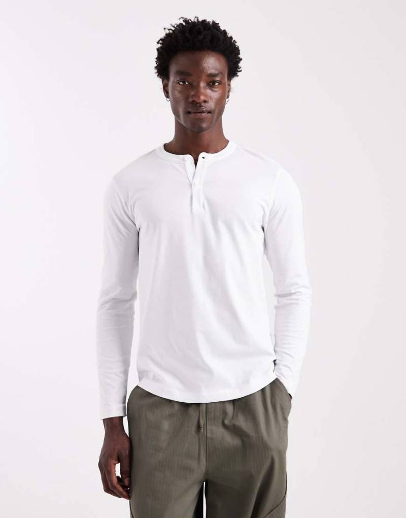 ASOS DESIGN - Langärmliges Henley-T-Shirt in Weiß ASOS DESIGN - Langärmliges Henley-T-Shirt in Weiß von ASOS DESIGN