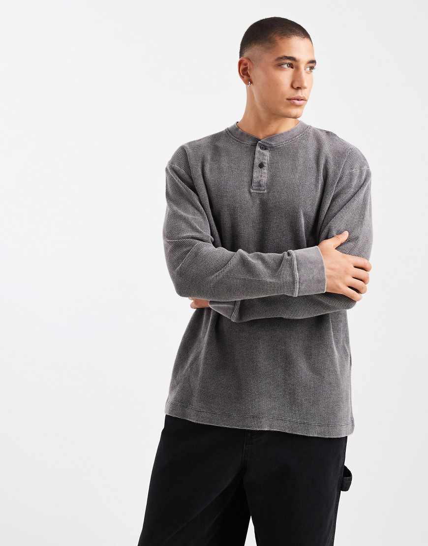 ASOS DESIGN - Langärmliges Henley-T-Shirt in verwaschenem Schwarz mit Waffelstruktur und Oversize-Schnitt von ASOS DESIGN
