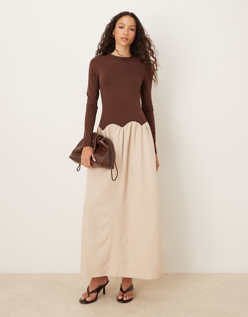 ASOS DESIGN - Langärmliges Hybrid-Maxikleid in Schokobraun und Schwarz mit Bogenkante in der Taille-Rot von ASOS DESIGN