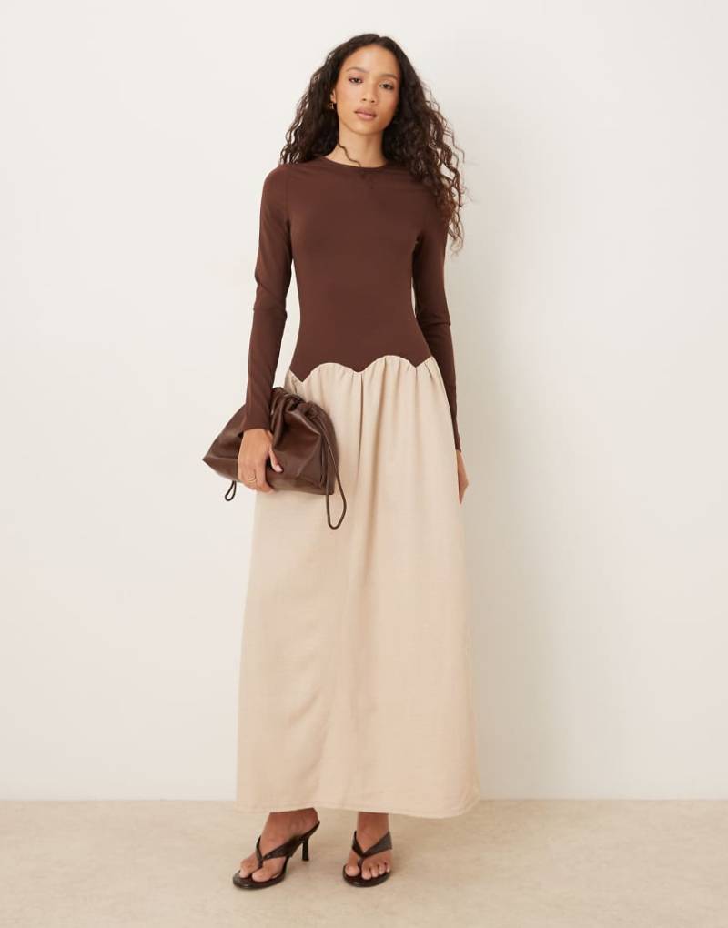 ASOS DESIGN - Langärmliges Hybrid-Maxikleid in Schokobraun und Schwarz mit Bogenkante in der Taille-Rot von ASOS DESIGN