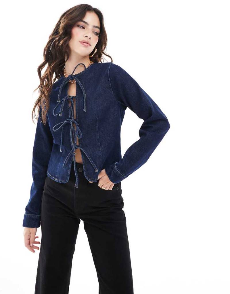 ASOS DESIGN - Langärmliges Jeans-Oberteil in indigoblauer Waschung mit gebundener Vorderseite von ASOS DESIGN