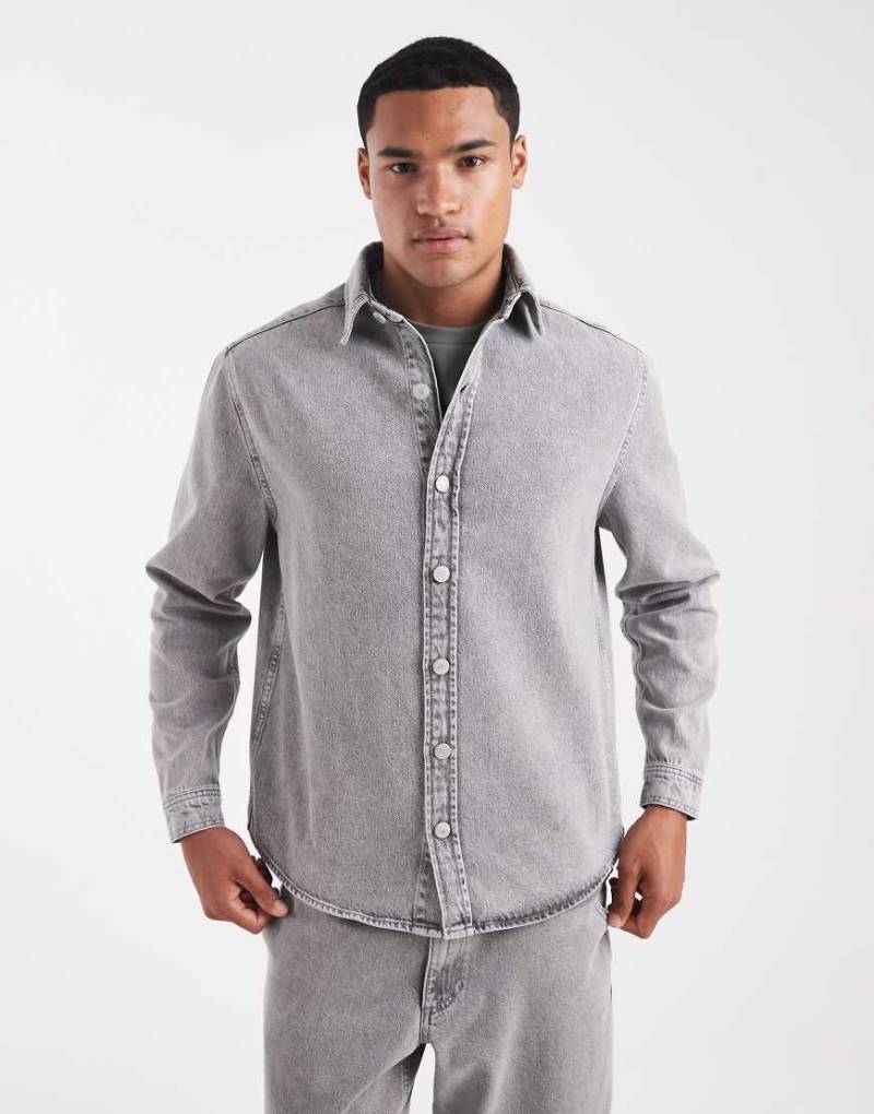 ASOS DESIGN - Langärmliges Jeanshemd in hellgrauer Waschung mit regulärer Passform, Kombiteil von ASOS DESIGN