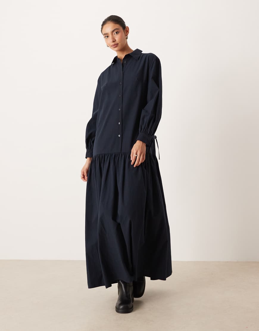 ASOS DESIGN - Langärmliges Maxi-Hemdkleid in Marineblau mit Bindedetail von ASOS DESIGN