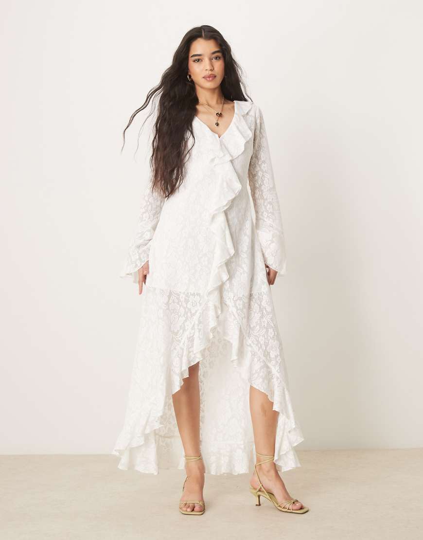 ASOS DESIGN - Langärmliges Maxikleid aus Häkelspitze in Weiß mit Rüschen und nach hinten abfallendem Saum ASOS DESIGN - Langärmliges Maxikleid aus Häkelspitze in Weiß mit Rüschen und nach hinten abfallendem Saum von ASOS DESIGN