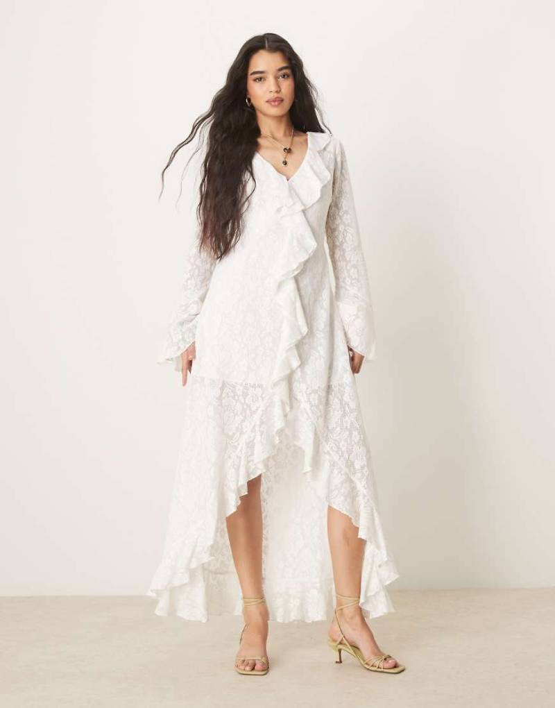 ASOS DESIGN - Langärmliges Maxikleid aus Häkelspitze in Weiß mit Rüschen und nach hinten abfallendem Saum von ASOS DESIGN
