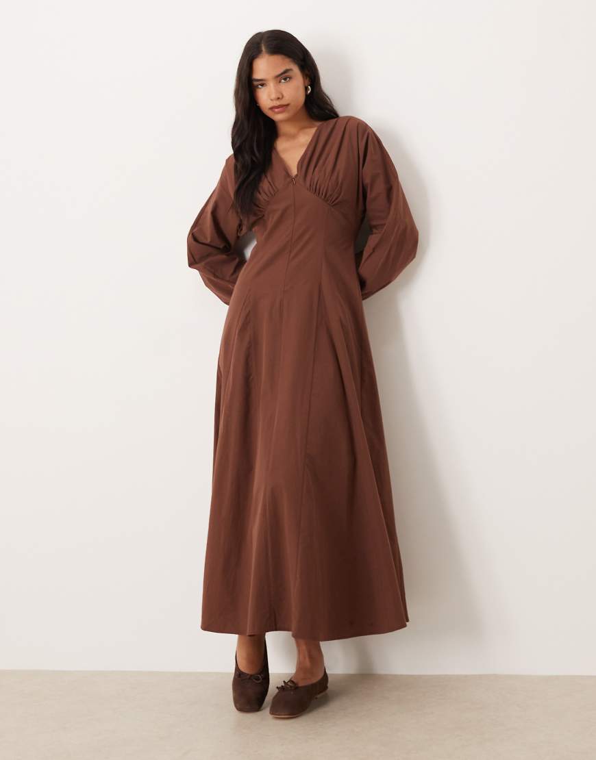 ASOS DESIGN - Langärmliges Maxikleid aus Popeline in Schokobraun mit V-Ausschnitt-Brown von ASOS DESIGN