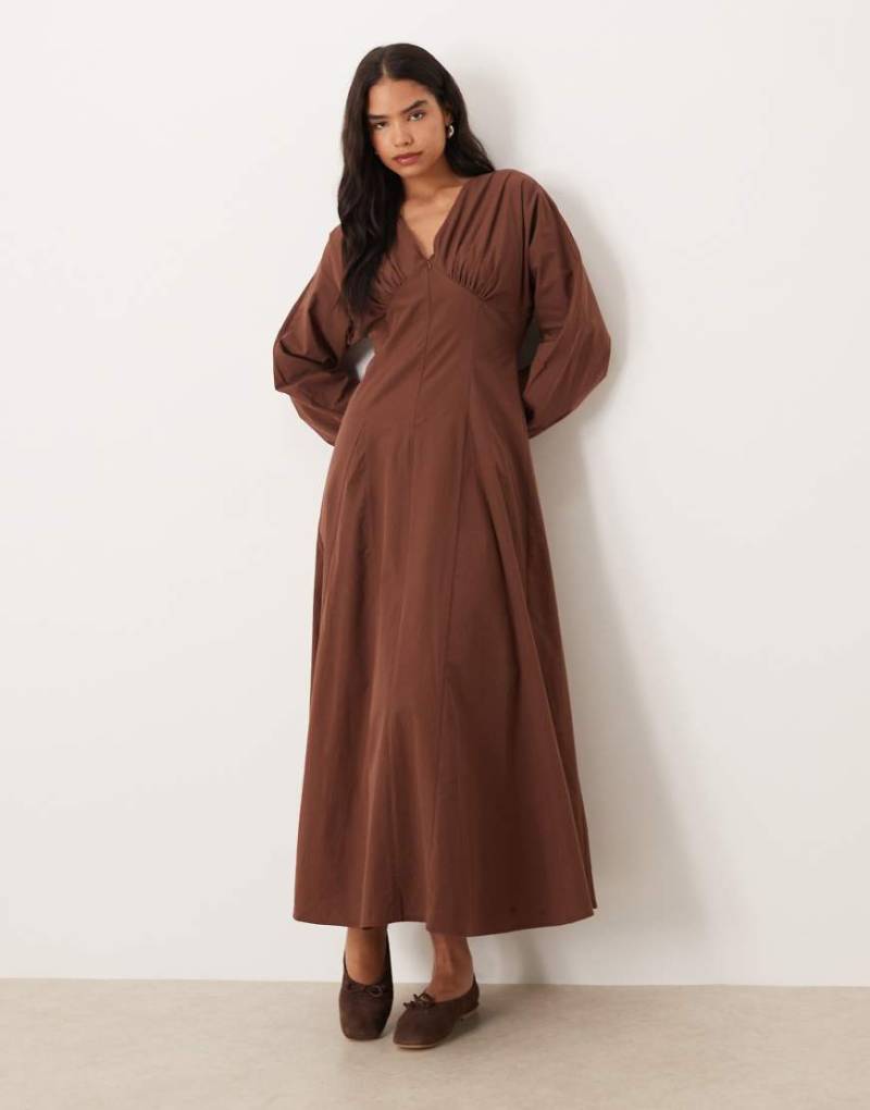 ASOS DESIGN - Langärmliges Maxikleid aus Popeline in Schokobraun mit V-Ausschnitt-Brown von ASOS DESIGN